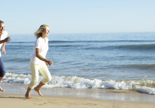 Paar-joggt-am-Strand Paar-joggt-am-Strand