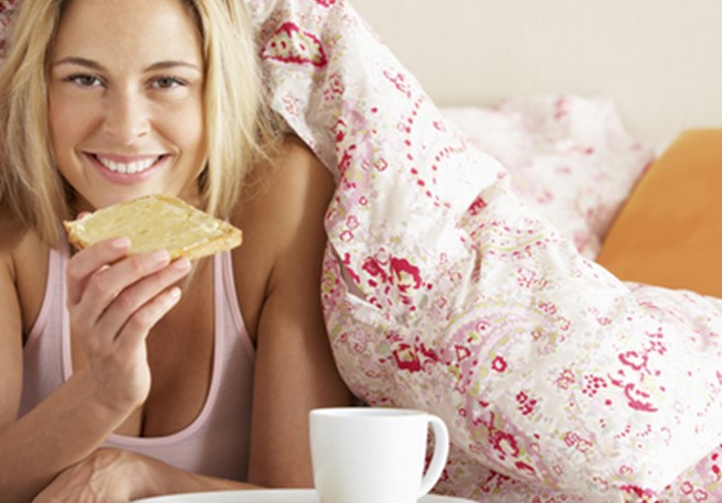 Morgens im Bett essen - Schwangerschaftsübelkeit Morgens im Bett essen - Schwangerschaftsübelkeit